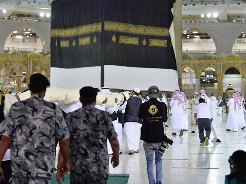 استبدال كسوة الكعبة المشرفة ونقلها إلى المسجد الحرام